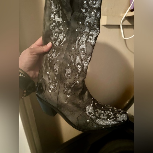 Boots - Picture 4 of 4